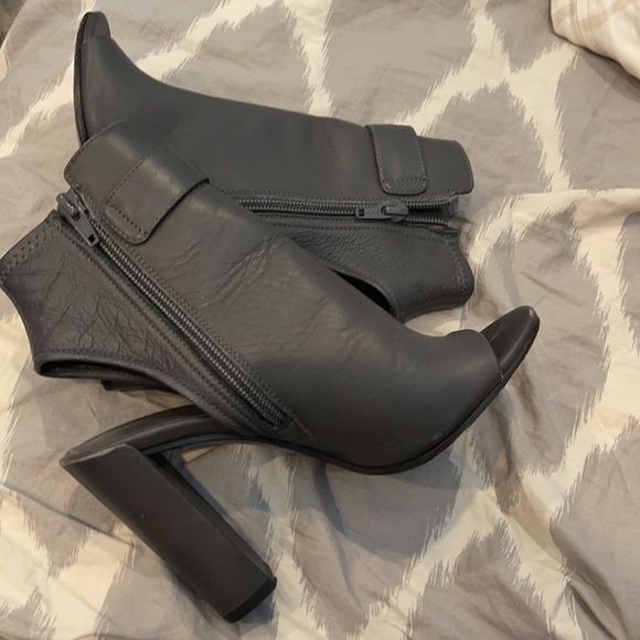 Vince Brigham Gray Peep Toe Booties 5.5 - Picture 5 of 7